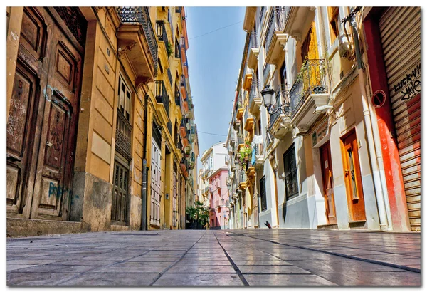 Traditionelle enge straße in valencia spanien — Stockfoto