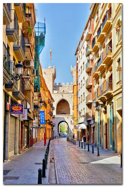 瓦伦西亚，西班牙，查看的狭窄小镇街道. — 图库照片