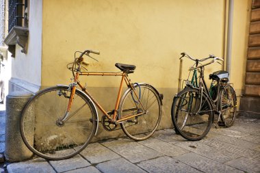 Fietsen op straat in lucca, Italië