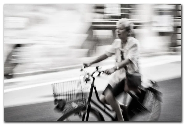 Mujer montando una bicicleta en Italia, Lucca — Foto de Stock