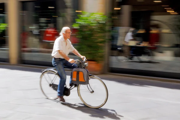 Homem montando uma bicicleta na Itália, Lucca — Fotografia de Stock