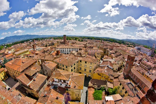 Vista sobre a cidade italiana Lucca com típicos telhados de terracota — Fotografia de Stock