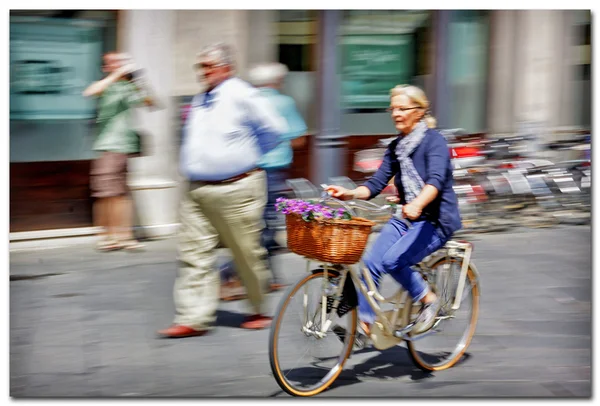 Mann mit Fahrrad in Italien, Lucca — Stockfoto