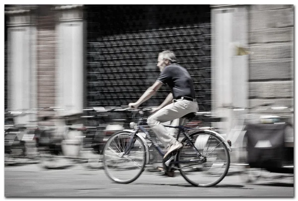 Man ridding a bicycle in Italy, Lucca — Stock Photo, Image