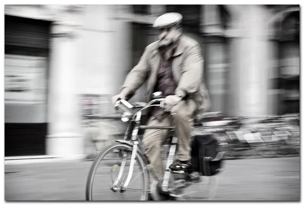 Man ridding a bicycle in Italy, Lucca — Stock Photo, Image