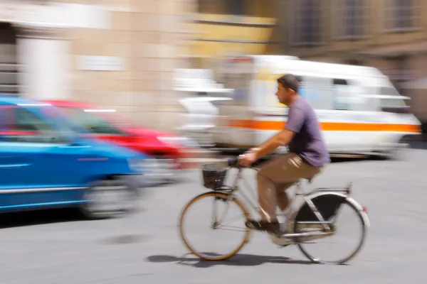 Homem montando uma bicicleta na Itália, Lucca — Fotografia de Stock
