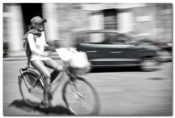 Woman ridding a bicycle in Italy, Lucca — Stock Photo, Image