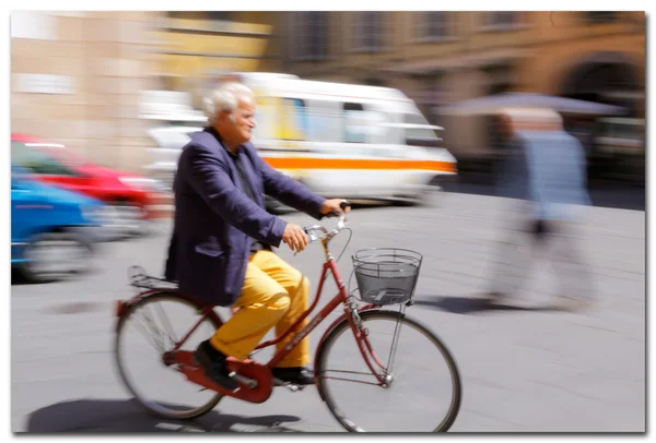 L'uomo libera una bicicletta in Italia, Lucca — Foto Stock