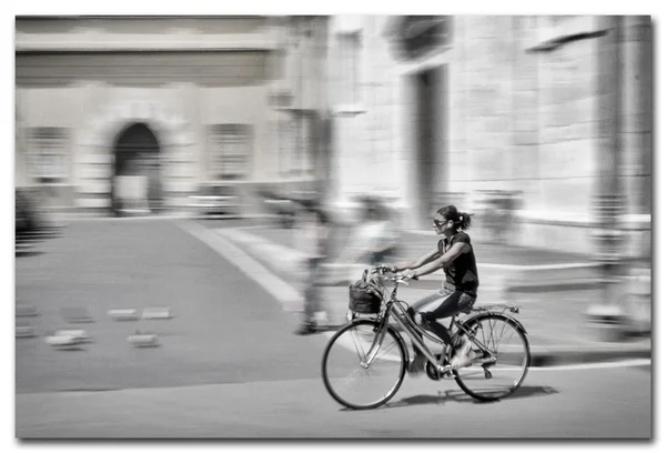 Bir bisiklet İtalya, lucca ridding kadın — Stok fotoğraf