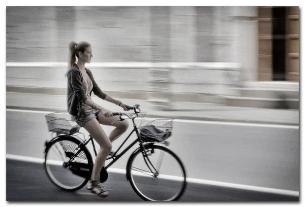 Woman ridding a bicycle in Italy, Lucca — Stock Photo, Image