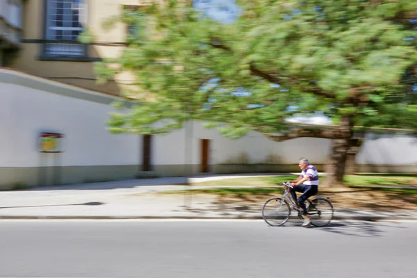 Homme en vélo en Italie, Lucques — Photo