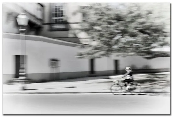 Femme faisant du vélo en Italie, Lucques — Photo