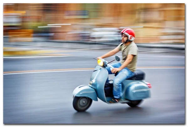 Άνθρωπος απαλλάσσοντάς μια motorbyke στους δρόμους της Πίζα Ιταλίας — Φωτογραφία Αρχείου