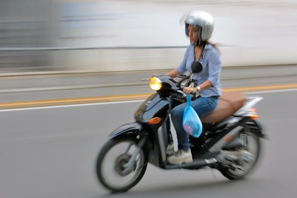 Woman ridding a motorbyke on the streets of Pisa Italy — Stock Photo, Image