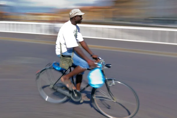 Bicyclist in motion — Stock Photo, Image