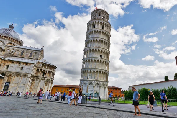 Torre inclinada —  Fotos de Stock