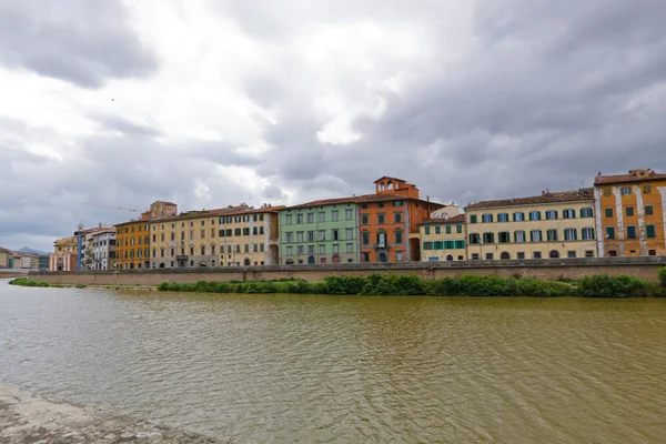 Een zicht op de rivier arno, de gebouwen, de brug. Pisa, Italië — Stockfoto