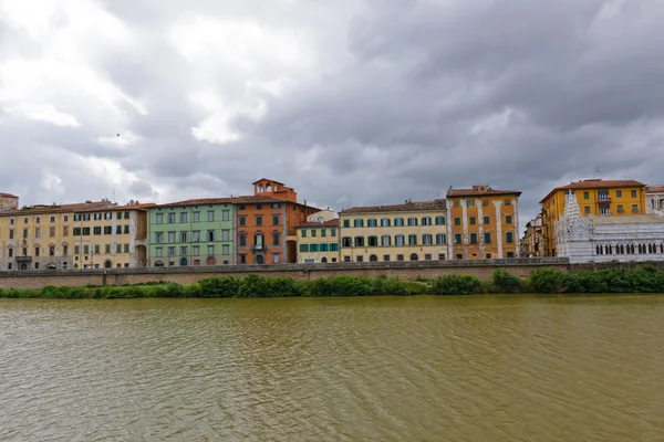 Blick auf den Arno, Gebäude, Brücke. pisa, italien — Stockfoto