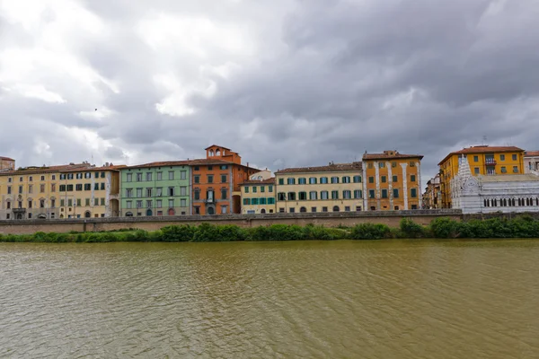 Una vista del río Arno, edificios, puente. Pisa, Italia — Foto de Stock