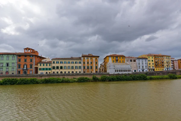 Una vista del río Arno, edificios, puente. Pisa, Italia — Foto de Stock