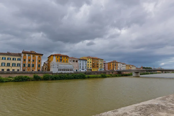 Vue sur la rivière Arno, les bâtiments, le pont. Pise, Italie — Photo