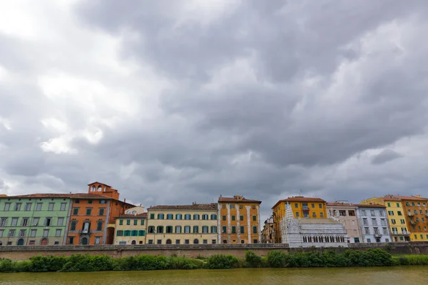 Una vista del río Arno, edificios, puente. Pisa, Italia — Foto de Stock
