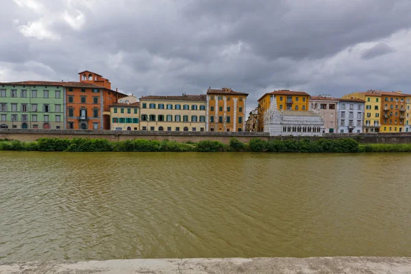 Een zicht op de rivier arno, de gebouwen, de brug. Pisa, Italië — Stockfoto