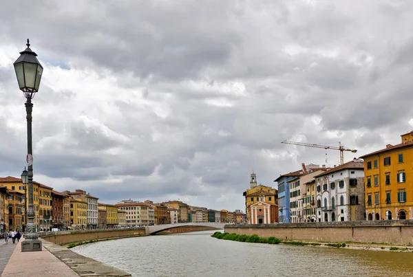 A view of the Arno River, buildings, bridge. Pisa, Italy — Stock Photo, Image