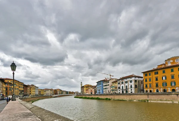 Een zicht op de rivier arno, de gebouwen, de brug. Pisa, Italië — Stockfoto