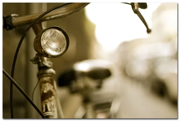 Vintage Bicycle leaning on a wall in italian street, Italy, Florence — Stock Photo, Image