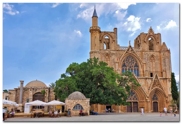 Lala mustafa pasha moskee voorheen st. nicholas kathedraal in famagusta — Stockfoto