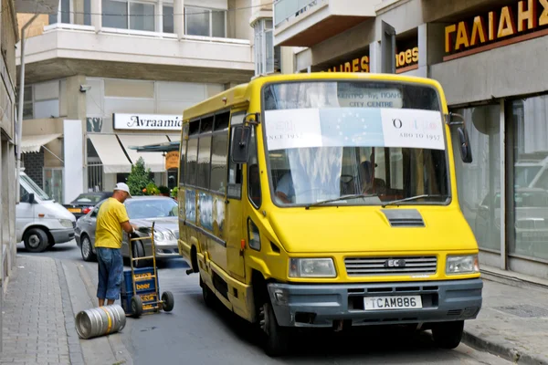 Gelber Kleinbus — Stockfoto