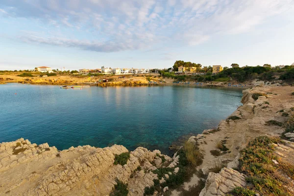 Mooie beschutte baai op cyprus eiland in de buurt van protaras — Stockfoto