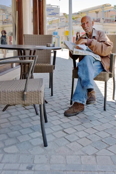 Oude man in café — Stockfoto