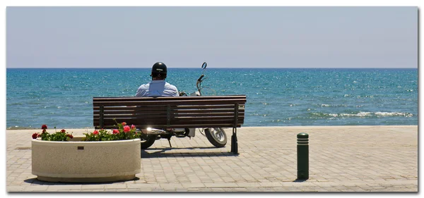 Muž na pláži Kypr, larnaca — Stock fotografie
