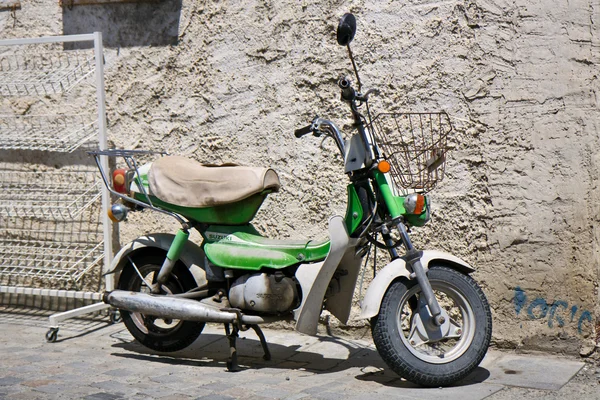 Yeşil scooter — Stok fotoğraf
