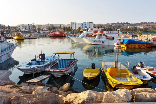 Båtar i ayia napa, Cypern — Stockfoto