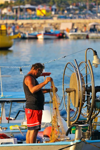 Fisher in barca a riparare la sua rete in Ayia Napa — Foto Stock