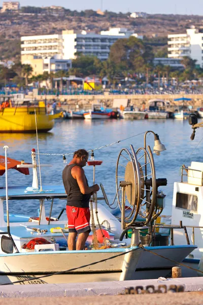 Fisher bir tekne onun net ayia Napa'da sabitleme — Stok fotoğraf