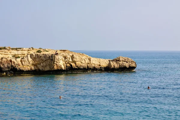 Mooie beschutte baai op cyprus eiland in de buurt van protaras — Stockfoto