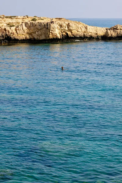 Schöne abgelegene Bucht auf der Insel Zypern in der Nähe von Protaras — Stockfoto