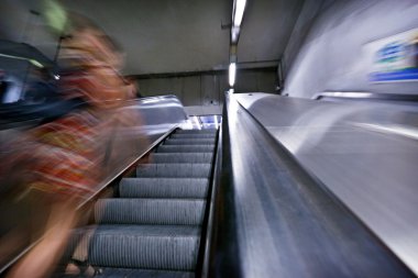 Metro İstasyonu soyut bulanıklık insanlar yürümek