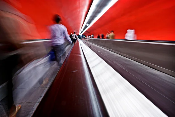 Cestující v metru, rozmazaný pohyb. — Stock fotografie