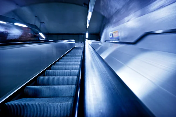 Pasajero en la estación de metro, movimiento borroso . — Foto de Stock