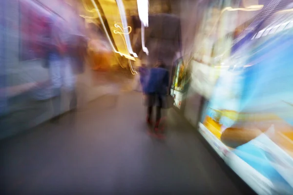Ludzie chodzą na rozmycie streszczenie stacji metra — Zdjęcie stockowe
