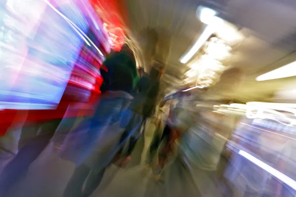 La gente camina en la estación de metro desenfoque abstracto — Foto de Stock