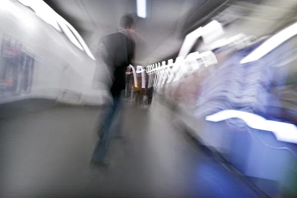 Menschen laufen an U-Bahn-Station abstrakte Unschärfe — Stockfoto