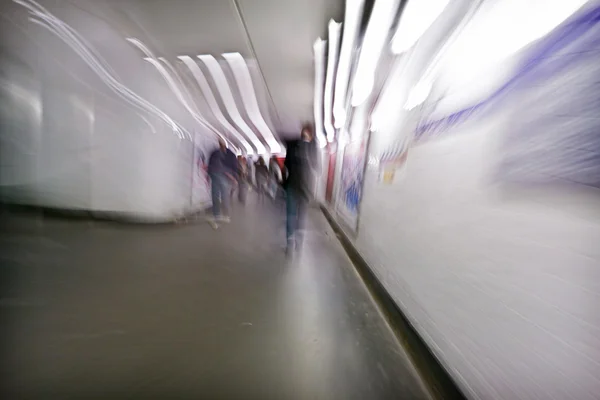 Mensen lopen op metro station abstracte vervagen — Stockfoto