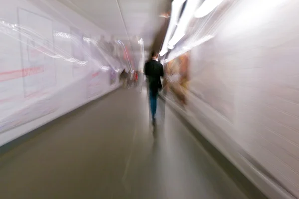 Menschen laufen an U-Bahn-Station abstrakte Unschärfe — Stockfoto