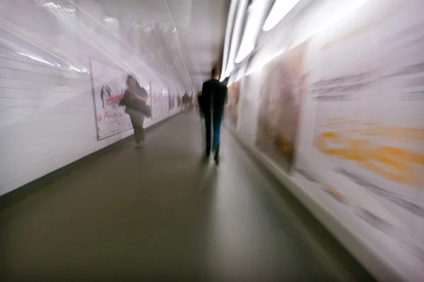 Lidé chodí na metro stanice abstraktní rozostření — Stock fotografie